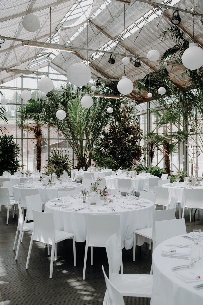 Stilvolle Blumendeko für eine freie Trauung in Jülich