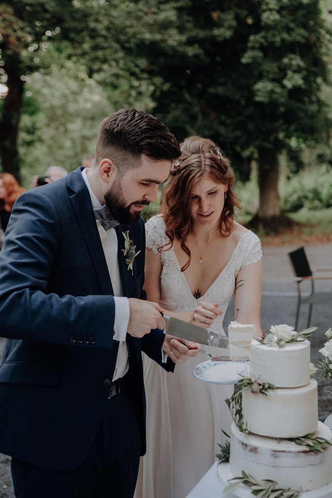 Brautpaar schneidet Kuchen an Fotograf Hochzeit Königswinter