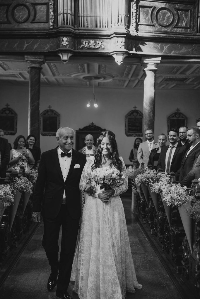 Hochzeit in der barocken Kirche Bonn – Einzug Vater und Braut bei der Zeremonie vor dem Altar