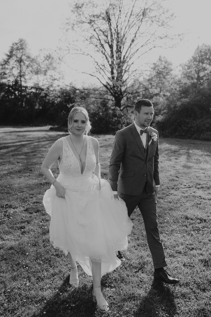 Brautpaar spaziert über wiese bei Bahnhof Nord bottrop Hochzeitsfotograf Bottrop