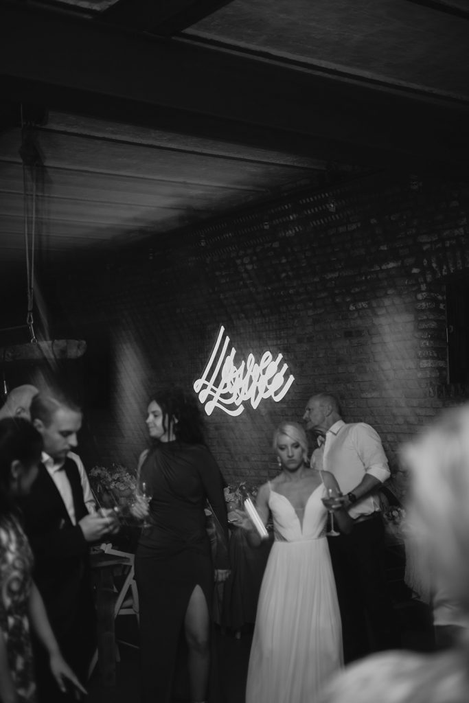 Partyfotos verschommen coole Szene mit Seon Schild Hochzeitslocation Brügl Fotograf