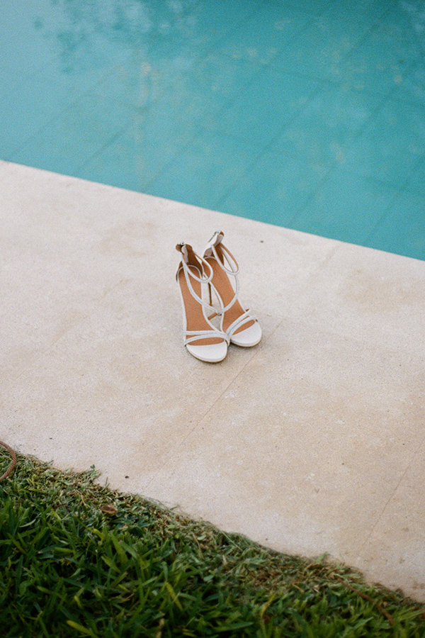 Hochzeitsschuhe auf mallorquinischem Steinboden – Detail einer analogen Hochzeit