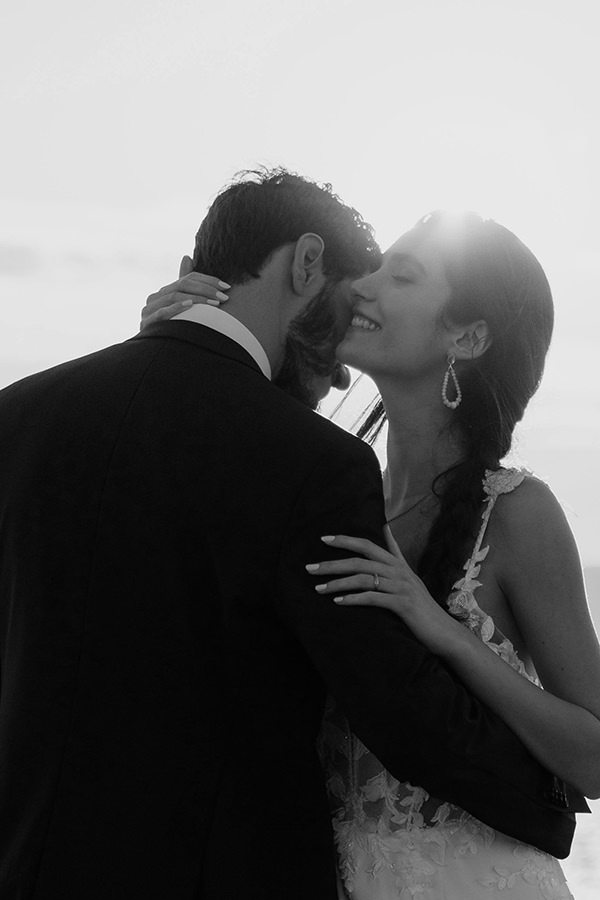 Hochzeitsfotograf köln brautpaar beim Sonnenuntergnag im Brautpaarshooting engzusammen stehend Hochzeitsfotograf aus Köln