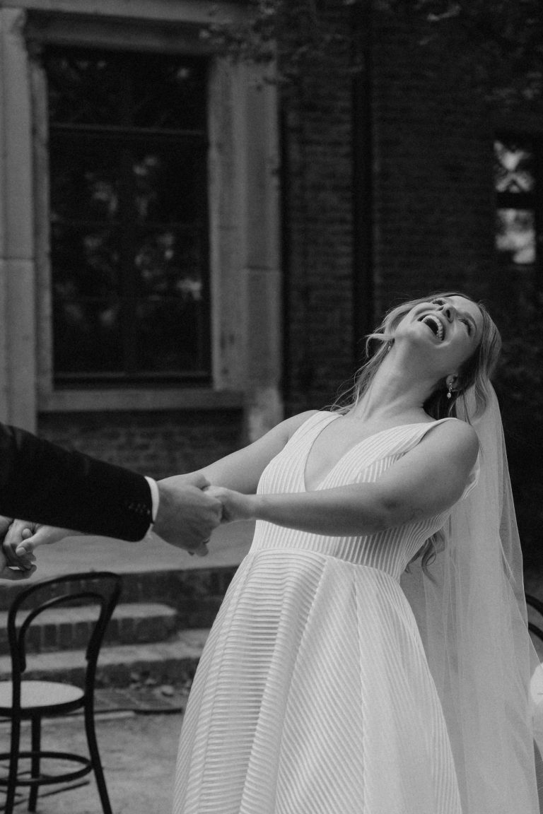 Hochzeitspaar hat spaß und lachtv or allem die Braut sie lehnt sich weit zurück Hochzeitsfotograf Köln