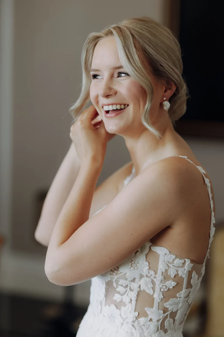 SChloss Bensberg Braut macht sich fertig Hochzeit Schloss Bensberg Hochzeitsfotograf Köln