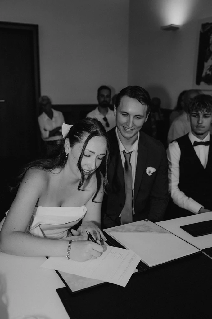 Hochzeitsfotograf Köln Standesamt Trauung Rathaus Köln Brautpaar unterschreibt ihre Eheurkunde im Rathaus Köln