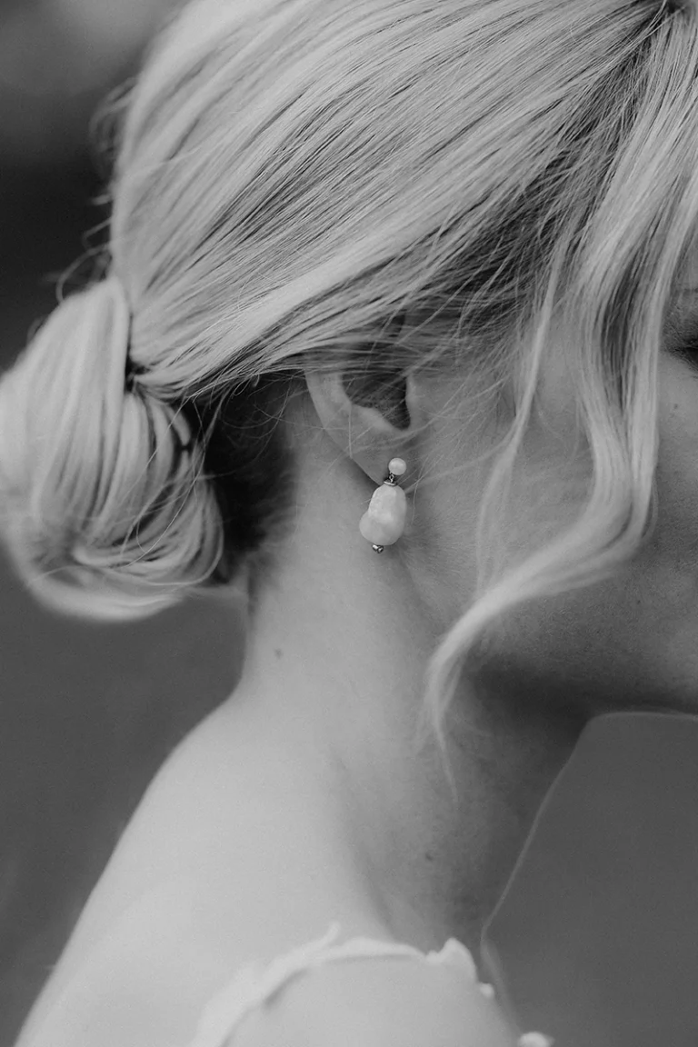 Detailfoto von der Braut und ihrem Brautschmuck in Schwarz weiß Hochzeitsfotograf Brühl Bei Köln