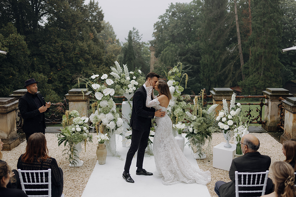 Trauung an der Stella Rheni draußen auf der Terasse BRautpaar zeiht aus Hochzeitsfotograf köln und Bonn Hochzeitsfotograf Brühl bei. Bonn
