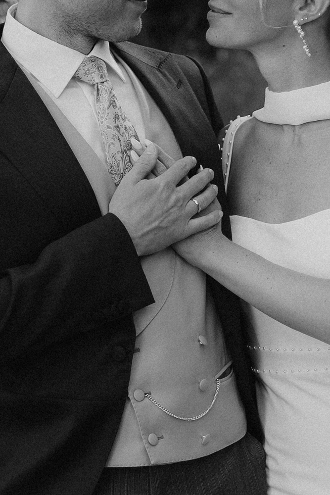 Hochzeitsdetailfoto für verliebte Paare mit ästetik Brautpaar hält die Hände und die Eheringe sind zu sehen Hochzeitsfotograf Köln