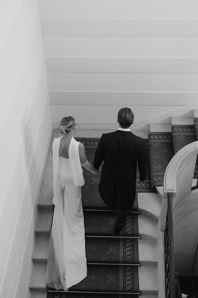 Brautpaar geht die Treppe Hoch an der Villa Rothschild Hochzeitstag mit standesamtlicher Trauung Hochzeitsfotograf Köln