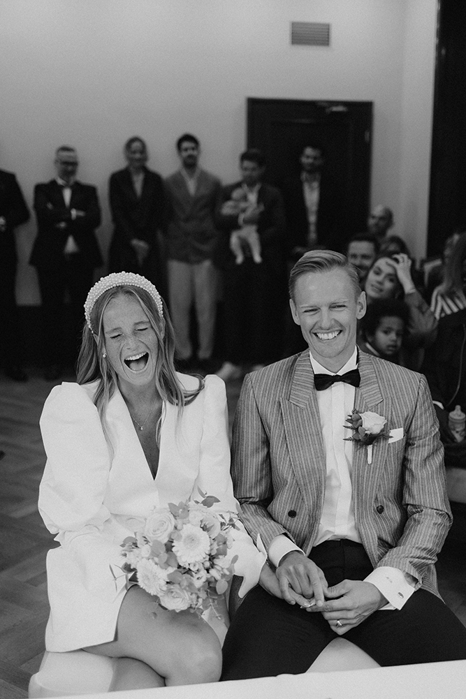 Brautpaar vor dem Ja-Wort im Standesamt Düsseldorf Hochzeitsfotografie aus Düsseldorf Standesamt