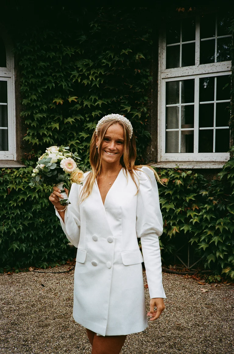 Braut an ihrem Hochzeitstag vor dem Standesamt Bochum als analoges Foto dokumentiert Hochzeitsfotograf Standesamt Bochum