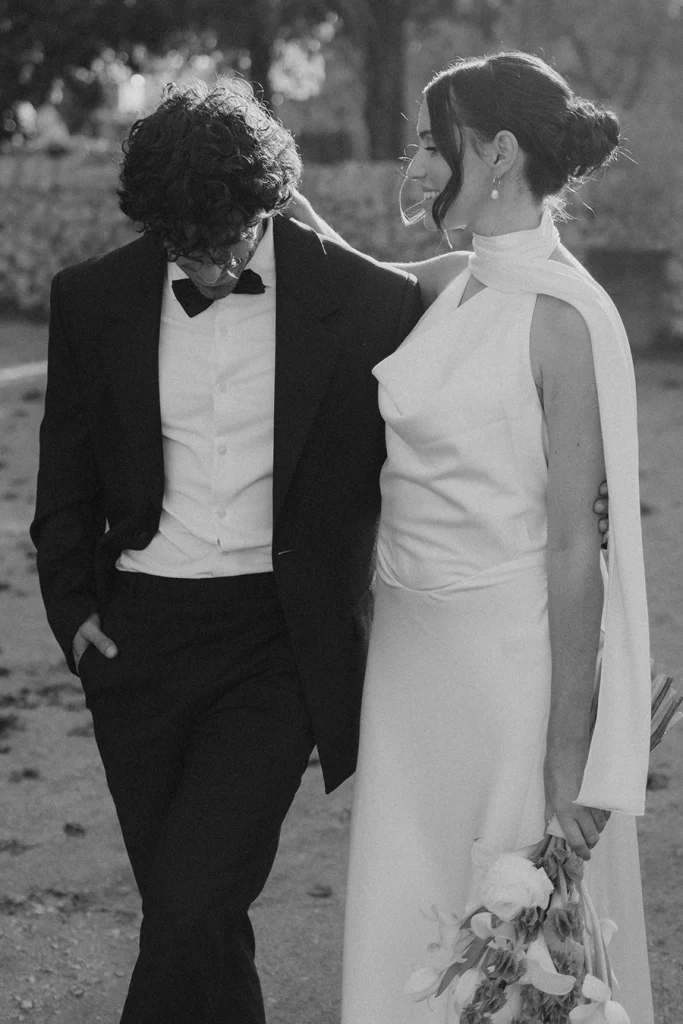 Brautpaar eng beisammen intime Momentaufnahme am Hochzeitstag schwarz weiß Hochzeitsfotografin Köln