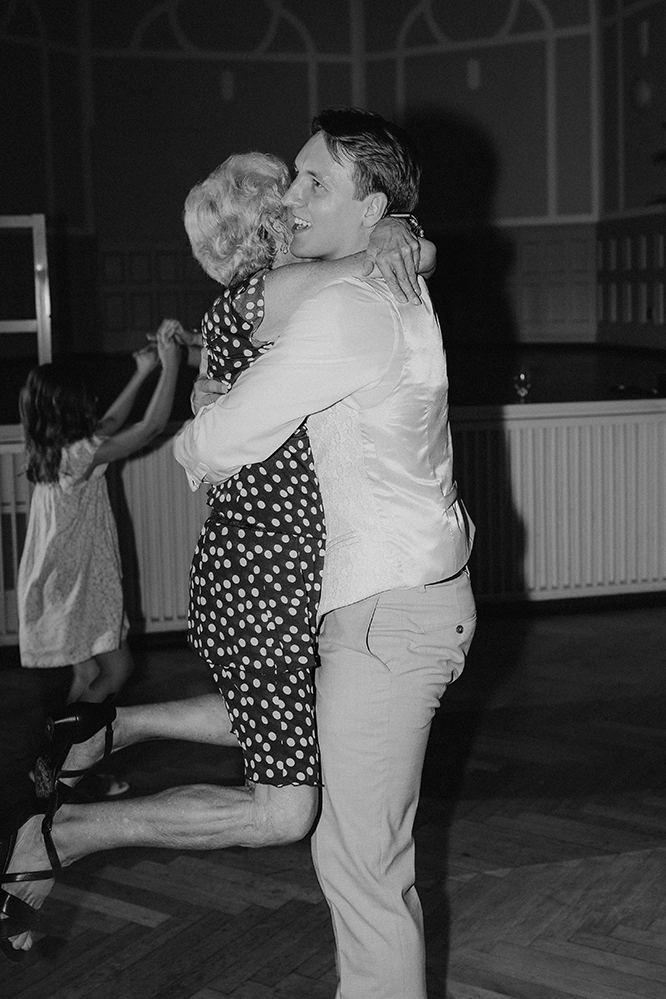 Bräutigam mit seiner Oma auf der Tanzfläche. Sie liegen sich in den armen und die Oma wird hochgehoben. die Hochzeitslocation Stadtgarten Stadtgarten Steele