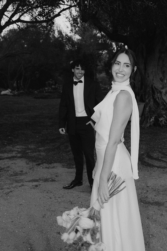 Brautpaar lacht im eleganten Stil in die Kamera wirkt wie eine Momentaufnahme Mallorca Spanien Fotograf alina Buchholz
