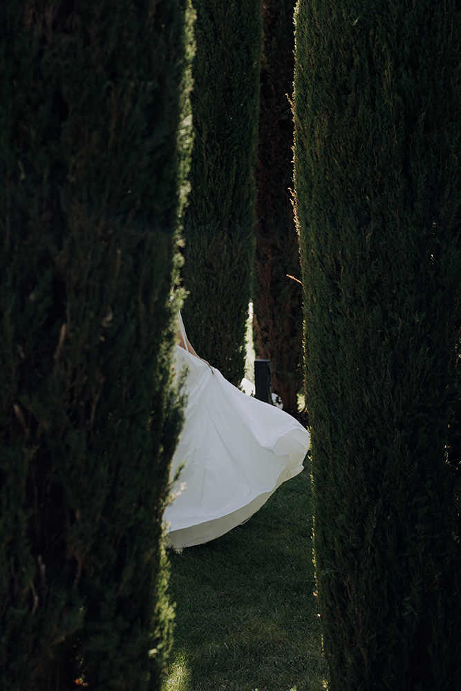 Brautkleid zwischen Zypressen – elegante Hochzeitsfotografie Tsokana Vibes Deutschland, Hochzeitsfotografin Köln