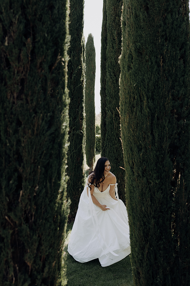 Braut Portrait im weißen Kleid – zeitlose Hochzeitsfotografie Tsokana Vibes Deutschland, Hochzeitsfotografin Köln