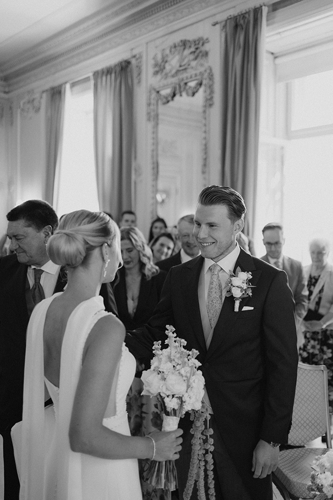 Bräutigam sieht Braut zum ersten Mal bei der Trauung Hochzeit Villa Rothschild Königstein, First Look standesamtliche Hochzeit Königstein Frankfurt, Hochzeitsfotografin Alina Buchholz