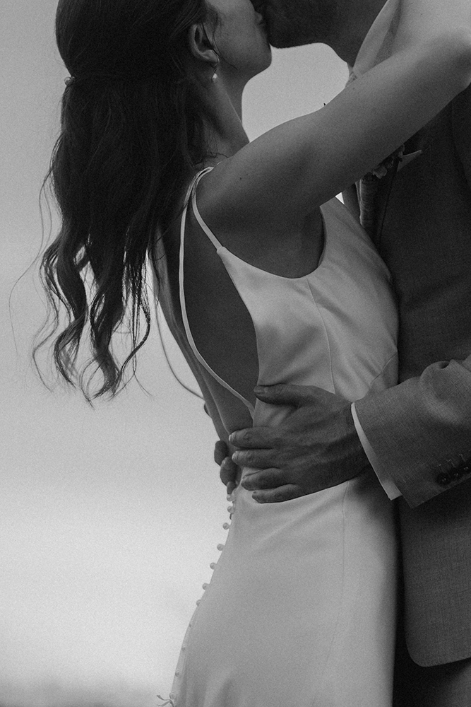 Detailaufnahme von eleganter emotionalem austausch eines Brautpaares sie umarmen und küssen sich Hochzeitsfotografin Alina Buchholz aus Köln